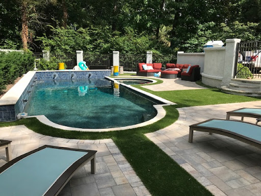 This picture shows a pool surrounded by artificial turf in charlotte nc