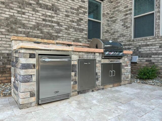 Ready to ignite your inner grill master this spring? Let's fire up those plans for your ultimate outdoor kitchen adventure! 🔥🍔

•
•
•

#stonemanrocks #stoneman #clt #fortmill #outdoorkitchen