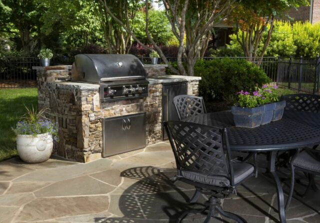 Embracing the spring breeze with every sip and sizzle. Outdoor kitchen delights under the open sky are what we're needing this season ☁️🌱💐

•
•
•

#stoneman #stonemanrocks #spring #clt #fortmill #outdoorentertaining #outdoorkitchen