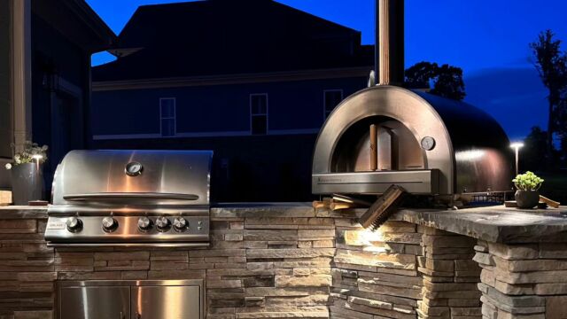 Excited to share this 👨‍🍳grill area👨‍🍳 equipped with:

☆ wood-burning pizza oven
☆ gas grill
☆ storage area for firewood 🪵

#stoneman #stonemanrocks #clt #fortmill #woodburningoven #grill